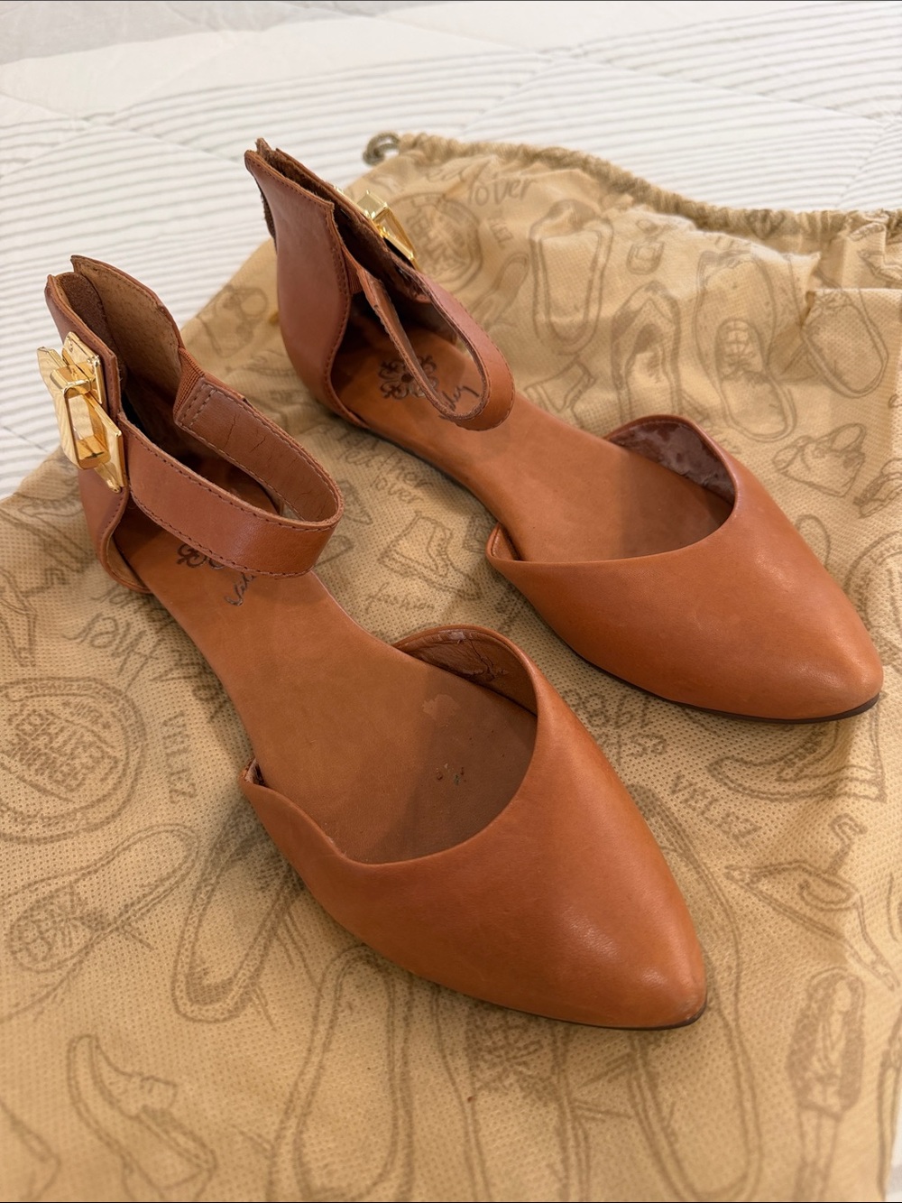 Women's Pointed-Toe Ankle-Strap Flats in Brown
Colombia Brand, genuine leather